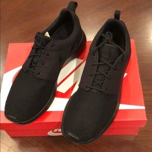 BRAND NEW men’s Nike black Roshe one size 10